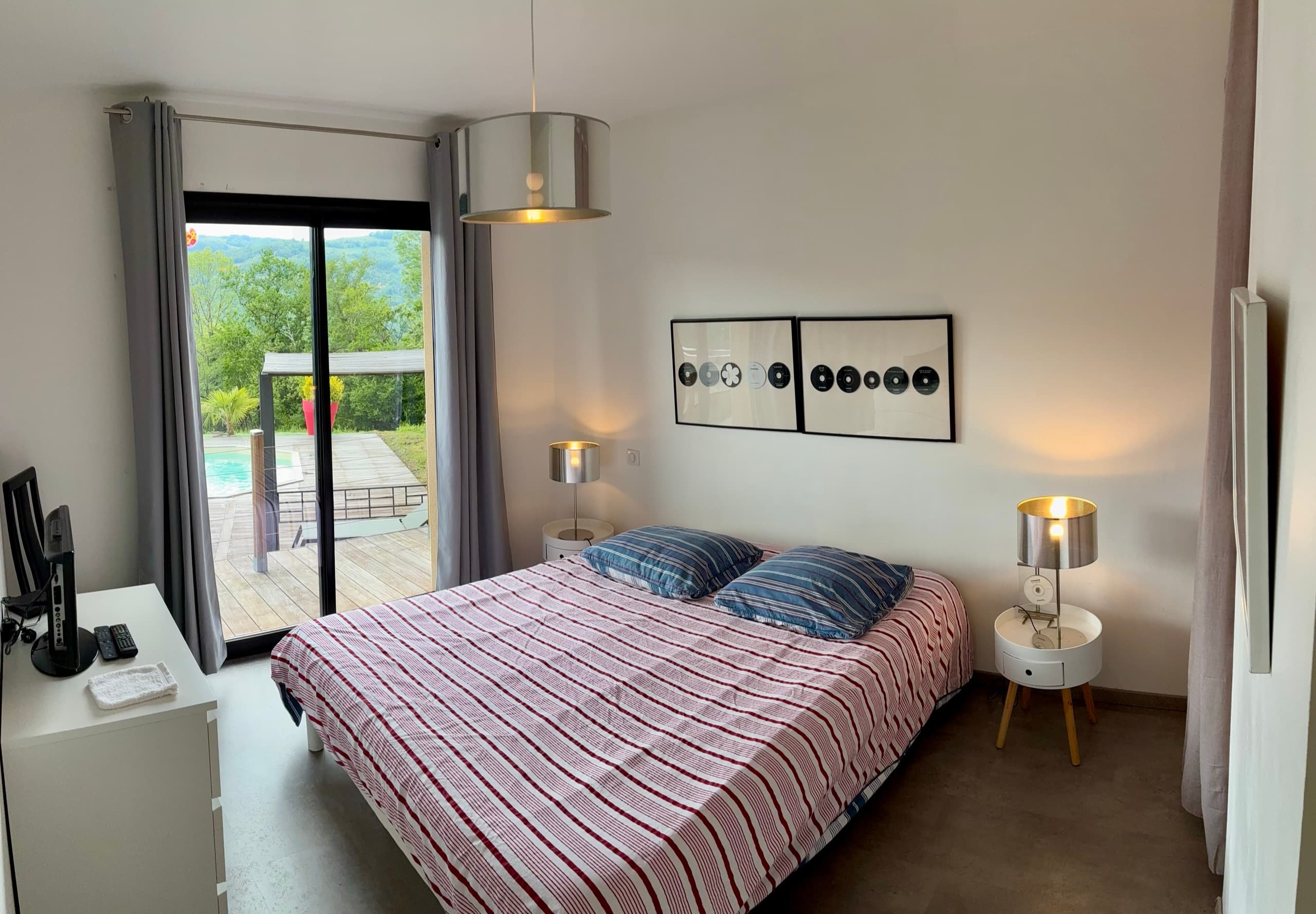 Chambre lumineuse ouverte sur la terrasse et la piscine