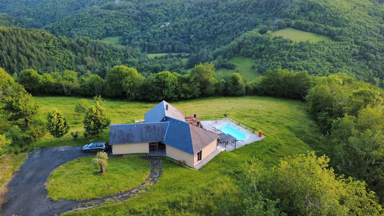 Vue aérienne de la maison isolée dans la nature