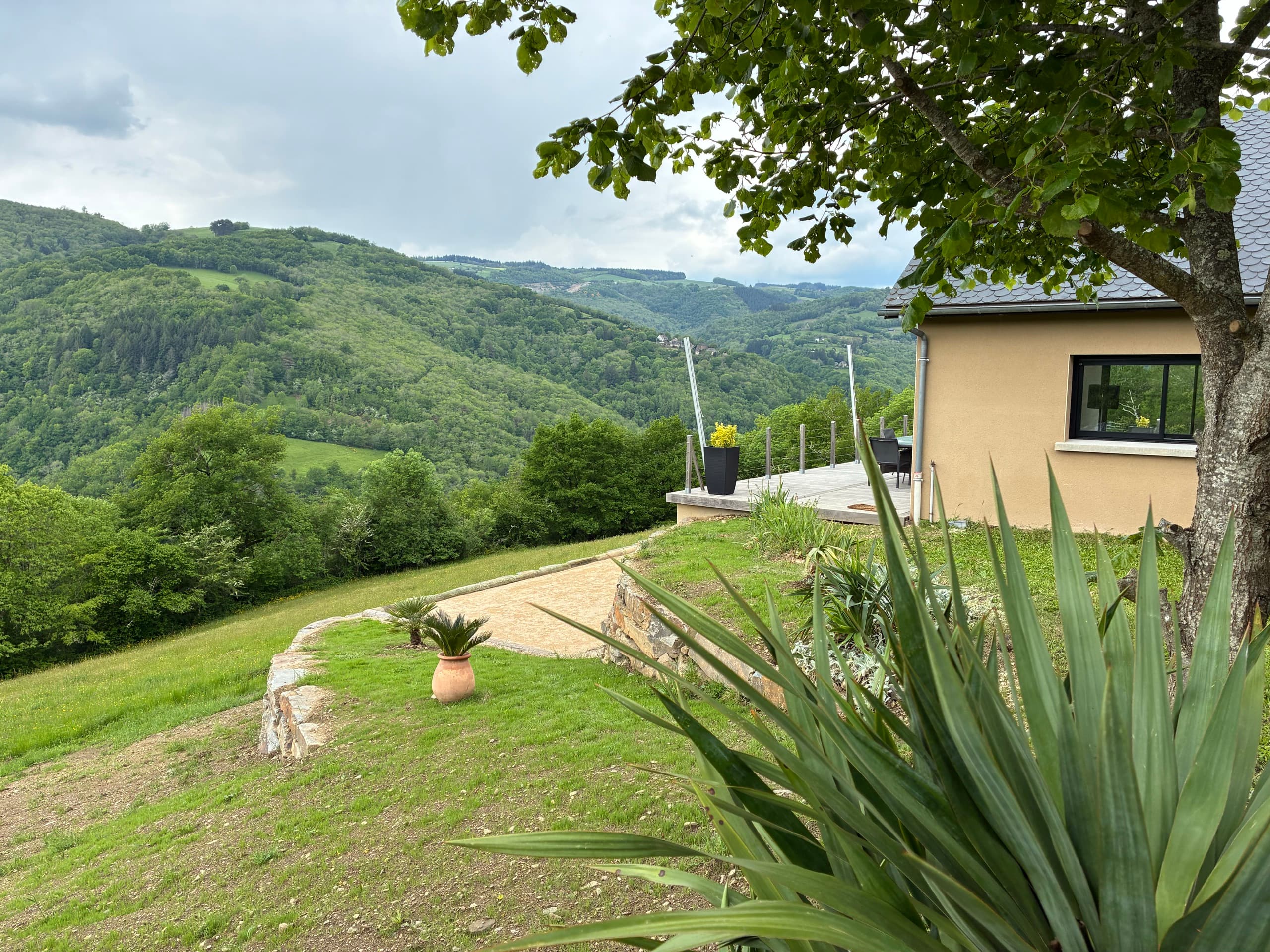 Le terrain paysager et son panorama sur les coteaux