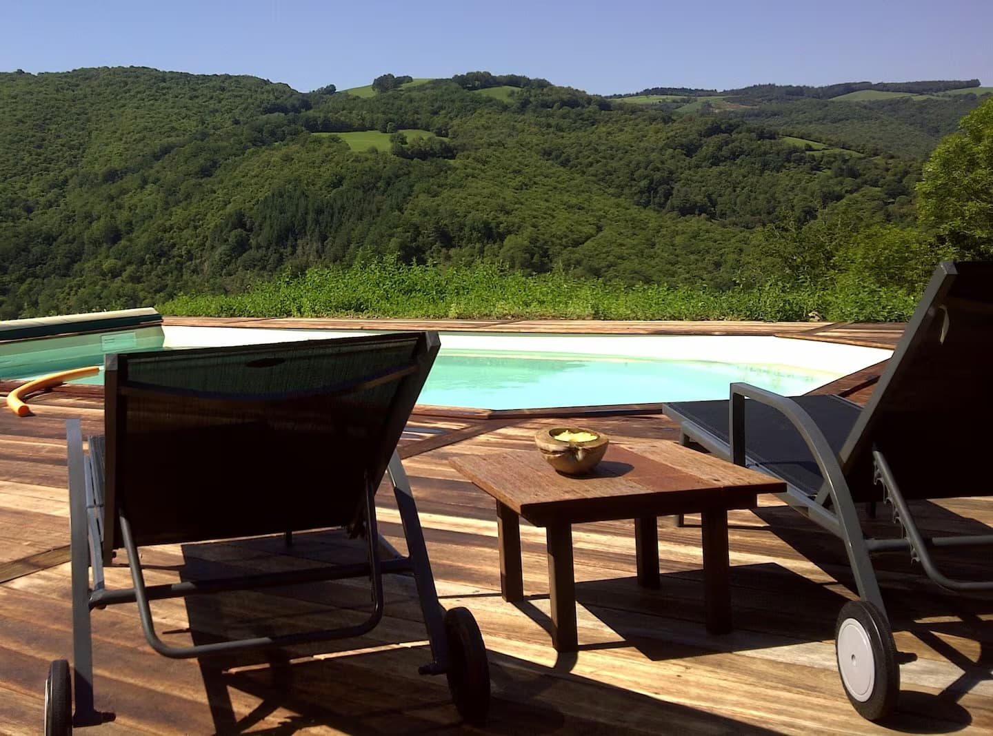 La piscine chauffée face à la vallée à l'heure dorée